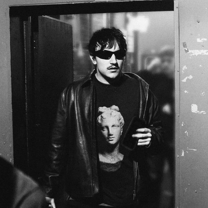 ARTEMAS – LE PARCOURS ENVOÛTANT DE L’ARTISTE UK D’ALTERNATIVE POP