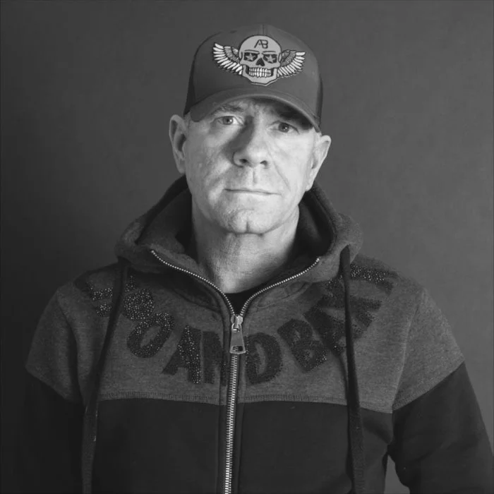 LUC A DEBONAIRE : L'ICÔNE NÉERLANDAIS DE LA HOUSE MUSIC QUI A MARQUÉ LES PISTES DE L'ÉLECTRO MONDE ET CONTINUE D'INSPIRER LES DJ À TRAVERS LE MONDE