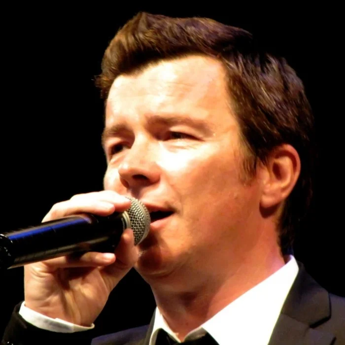 RICK ASTLEY : BIOGRAPHIE DE LA VOIX POP QUI A MARQUÉ LES ANNEES 80