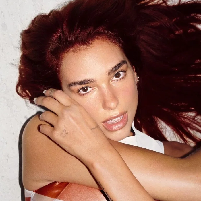 DUA LIPA - BIOGRAPHIE DE LA REINE DE LA DANCE-POP FRANÇAISE