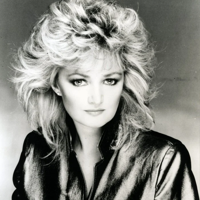 BONNIE TYLER : LA VOIX ROYALE DU ROCK POP QUI ENVOÛTE LES AUDITOIRES