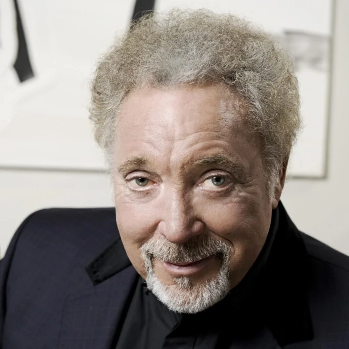 TOM JONES : LÉGENDE POP WELSH QUI A CONQUÉRIR LES CŒURS DU MONDE