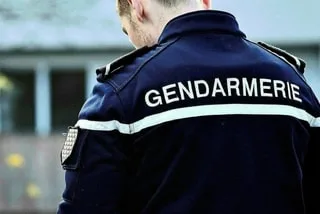 DEUX JEUNES HOMMES RETROUVÉS MORTS DANS UNE MAISON DE LOCATION, DE « NOMBREUX MÉDICAMENTS » DÉCOUVERTS SUR PLACE
