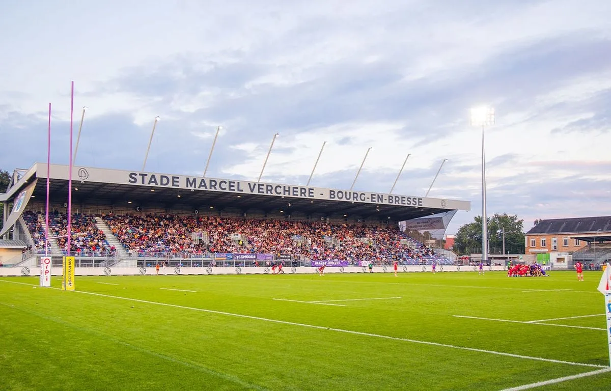 BOURG-EN-BRESSE : UN STADE DE RUGBY TRANSFORMÉ EN FORUM DE RECRUTEMENT, SANS CV NI ENTRETIEN CLASSIQUE