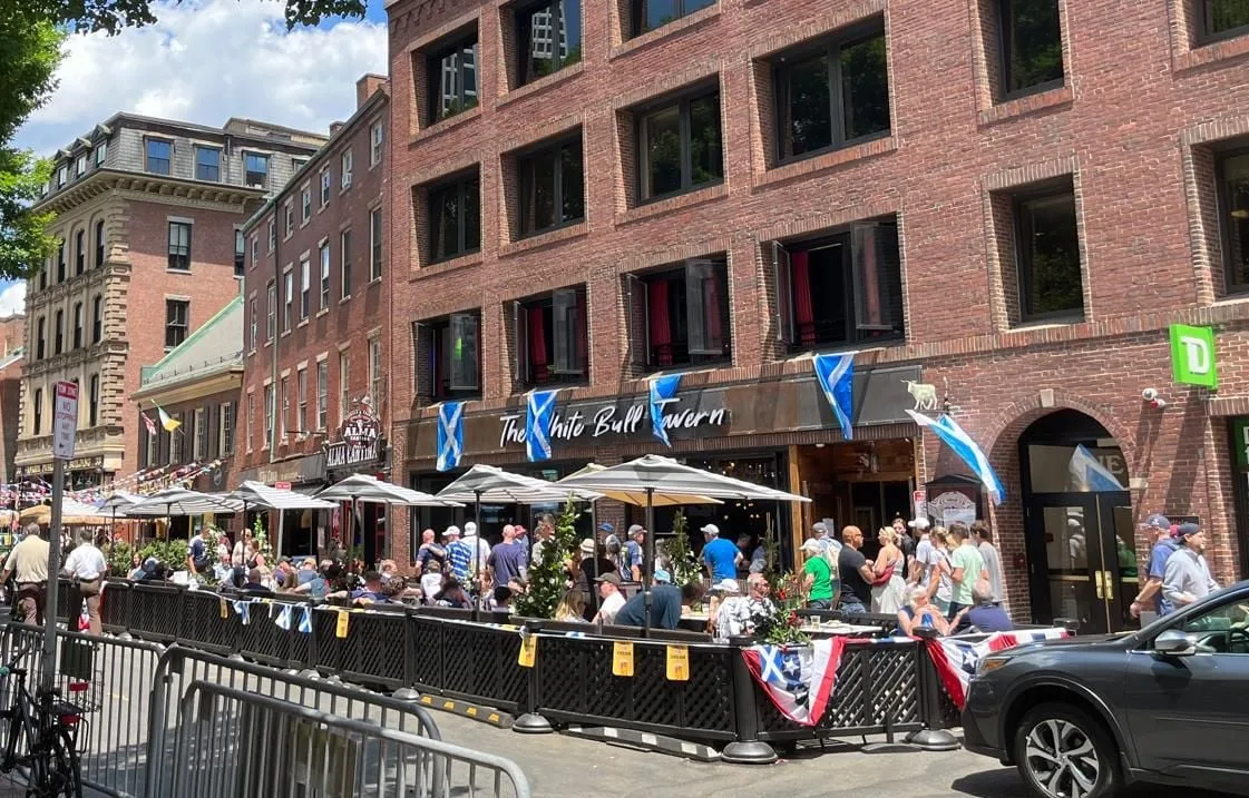 COUPE DU MONDE : LES BARS DE BOSTON SONT-ILS EN RUPTURE DE BIÈRES ? « PERSONNE N’ARRIVE À BOIRE AUTANT QU’UN ECOSSAIS »