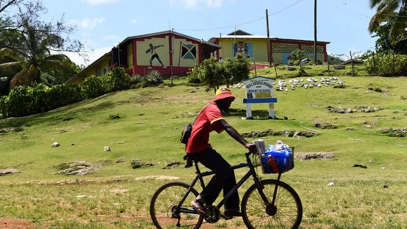 « JE PRIE INTENSÉMENT »: LA JAMAÏQUE SALIVE SUR LA POSSIBLE PREMIÈRE DÉCOUVERTE DE PÉTROLE DE SON HISTOIRE (ALORS QU’ELLE EXHORTAIT LE MONDE EN 2024 À ÉRADIQUER LES ÉNERGIES FOSSILES)