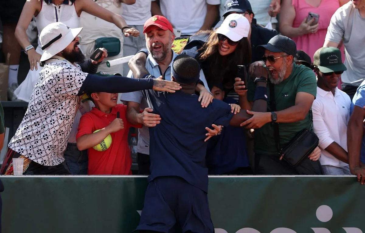 ROLAND-GARROS 2026 : COMMENT FRANCES TIAFOE A-T-IL PU SE FAIRE VOLER SA RAQUETTE À LA FIN DE SON MATCH ?