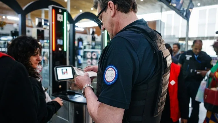 LA CATASTROPHE ANNONCÉE N’A PAS EU LIEU: LES NOUVEAUX CONTRÔLES AUTOMATISÉS ONT SURTOUT PROVOQUÉ DES QUEUES DANS LES AÉROPORTS D’ALLEMAGNE ET DE FRANCE