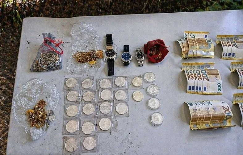 BIJOUX EN OR, MONTRES DE LUXE, 6.000 EUROS… UN ENFANT DÉCOUVRE UN TRÉSOR CACHÉ DANS UNE AIRE DE JEUX À BERLIN
