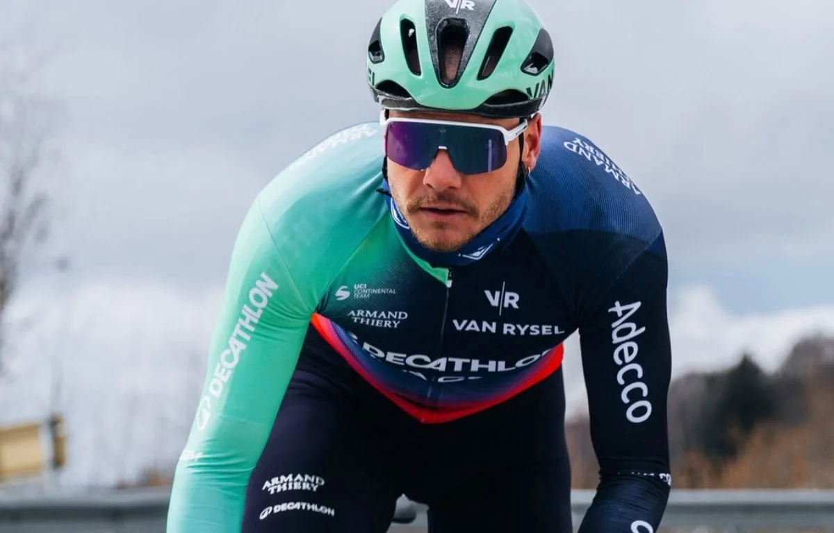 CYCLISME : COMMENT LE BIATHLÈTE EMILIEN JACQUELIN PRÉPARE AVEC « EXCITATION » SES DÉBUTS PROFESSIONNELS À AVRANCHES