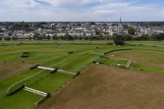 « NOUS NOUS ÉTIONS DÉJÀ PRÉPARÉS » : L’HIPPODROME DU LION-D’ANGERS DEVIENT UN TEMPLE DE LA COURSE À OBSTACLES