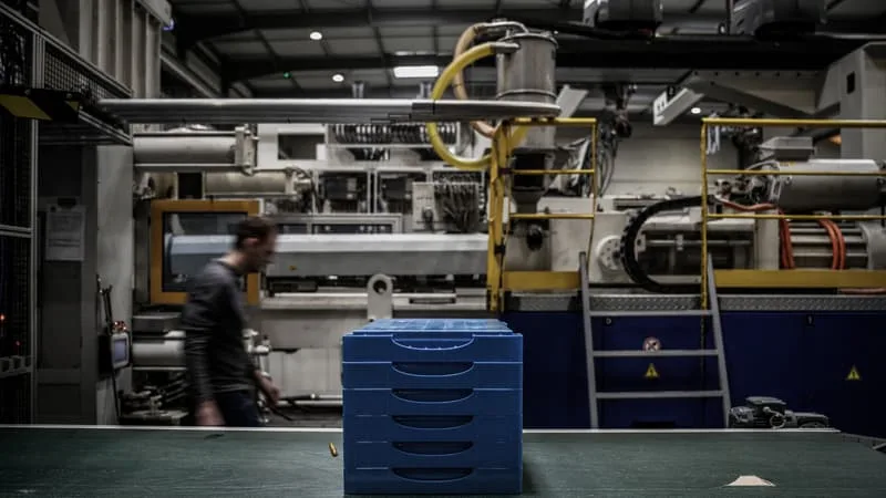 « LE PLUS FORT ALLONGEMENT DES DÉLAIS DE LIVRAISON DES FOURNISSEURS DEPUIS JANVIER 2023 »: L’ACTIVITÉ MANUFACTURIÈRE BASCULE DANS LE ROUGE POUR LA PREMIÈRE FOIS DEPUIS NOVEMBRE DERNIER