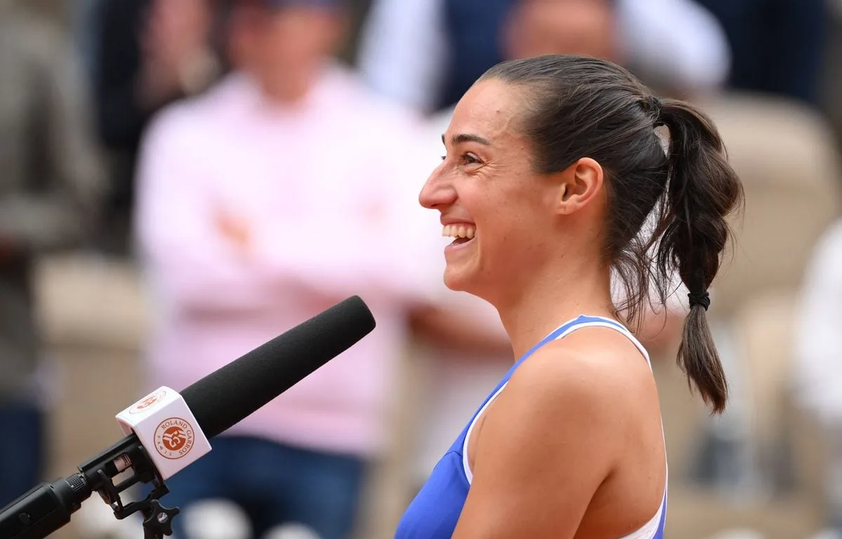 « J’ÉTAIS TOUT LE TEMPS ÉMUE », CAROLINE GARCIA REVIENT SUR SON DERNIER ROLAND-GARROS DANS UN DOCUMENTAIRE INÉDIT