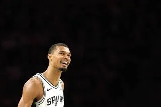 NBA. « LA PREMIÈRE FINALE AVANT DE NOMBREUSES À VENIR » : WEMBANYAMA EST PLEIN D’ESPOIR APRÈS LA VICTOIRE DES SPURS