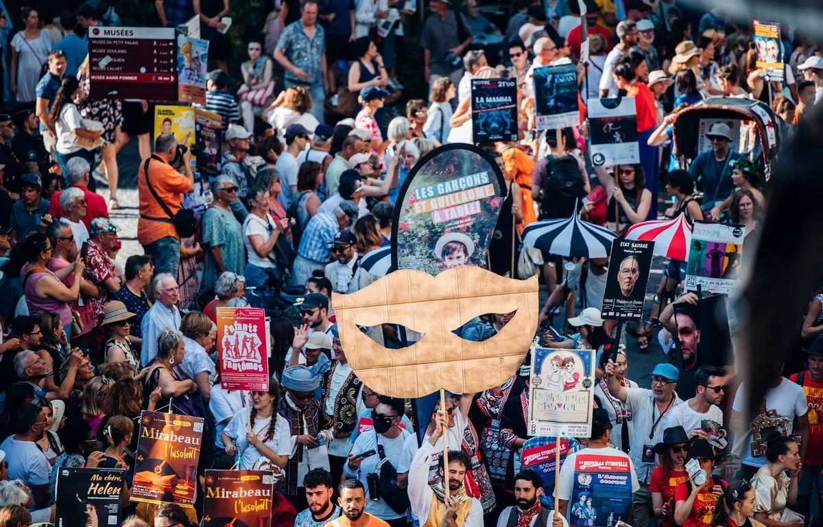 FESTIVAL D’AVIGNON : COUP D’ENVOI DE LA 80E ÉDITION, ENTRE CRÉATION FOISONNANTE ET INQUIÉTUDES BUDGÉTAIRES