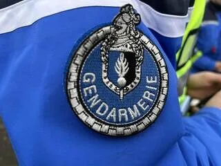 LE BRAS IMMOBILISÉ DEPUIS DEUX MOIS, IL NIE AVOIR TENTÉ DE PERCUTER DES GENDARMES LORS D’UN REFUS D’OBTEMPÉRER