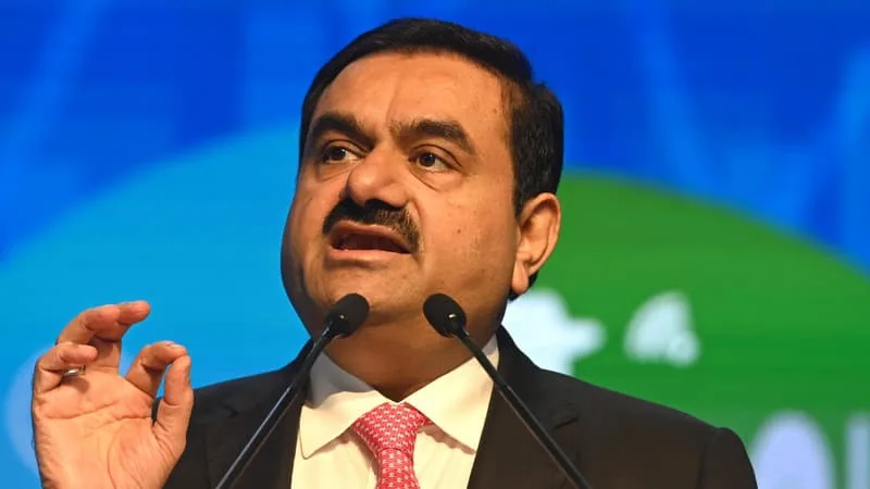 SOUPÇONNÉ D’AVOIR VERSÉ DES POTS-DE-VIN POUR GAGNER DES MARCHÉS AU DÉTRIMENT D’INVESTISSEURS AMÉRICAINS, LE MILLIARDAIRE INDIEN ADANI ACCEPTE DE PAYER 18 MILLIONS DE DOLLARS POUR ÉVITER DES POURSUITES