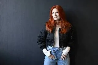 PORTRAIT. DANS « VOS OBJETS VALENT DE L’OR » SUR NOVO19, ADELINE TONIUTTI SOUFFLE UN VENT MUSICAL SUR LA BROCANTE