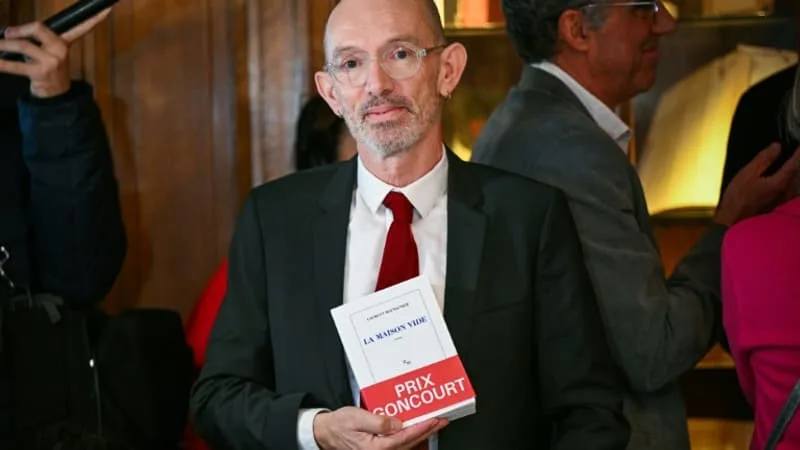 « UNE CERTAINE INQUIÉTUDE ET UN PEU DE CONSTERNATION »: LAURENT MAUVIGNIER, PRIX GONCOURT 2025, DÉFEND LES SIGNATAIRES DE LA TRIBUNE ANTI-BOLLORÉ FACE À UN « DURCISSEMENT IDÉOLOGIQUE »