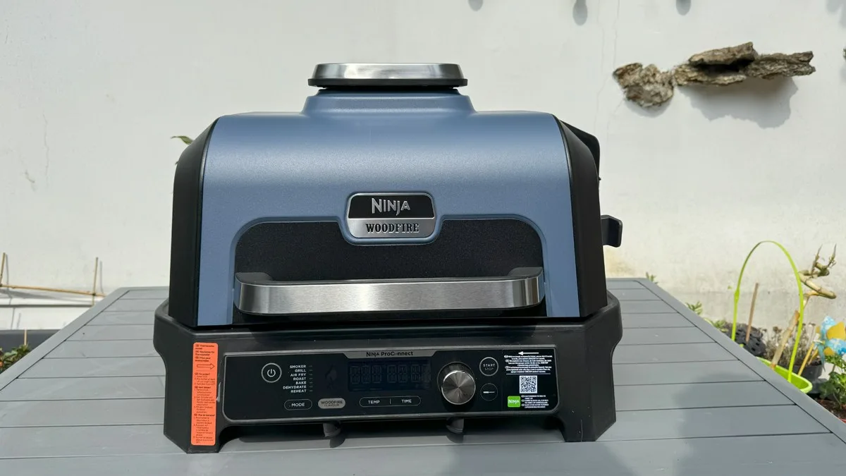NINJA CASSE LE PRIX DE SON BARBECUE CONNECTÉ WOODFIRE PRO CONNECT XL, QUI FAIT AUSSI AIRFRYER ET FUMOIR