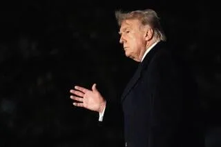 DONALD TRUMP IMPLIQUÉ DANS DE NOMBREUSES TRANSACTIONS BOURSIÈRES LIÉES À DE GRANDES ENTREPRISES AMÉRICAINES