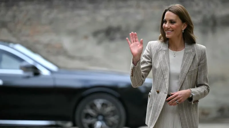 « ELLE A TRAVERSÉ TELLEMENT D’ÉPREUVES »: LE PRINCE WILLIAM SE RÉJOUIT QUE KATE REPRENNE « PROGRESSIVEMENT » LES DÉPLACEMENTS À L’ÉTRANGER