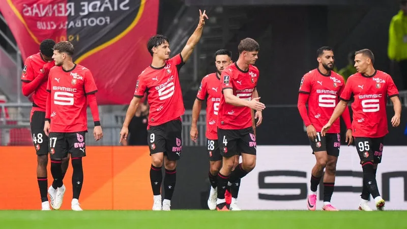 RENNES-OLYMPIACOS « À L’HEURE DU GOÛTER »: COMMENT LE CLUB BRETON VA S’ADAPTER POUR SON MATCH DE LIGUE EUROPA AVANCÉ À MERCREDI