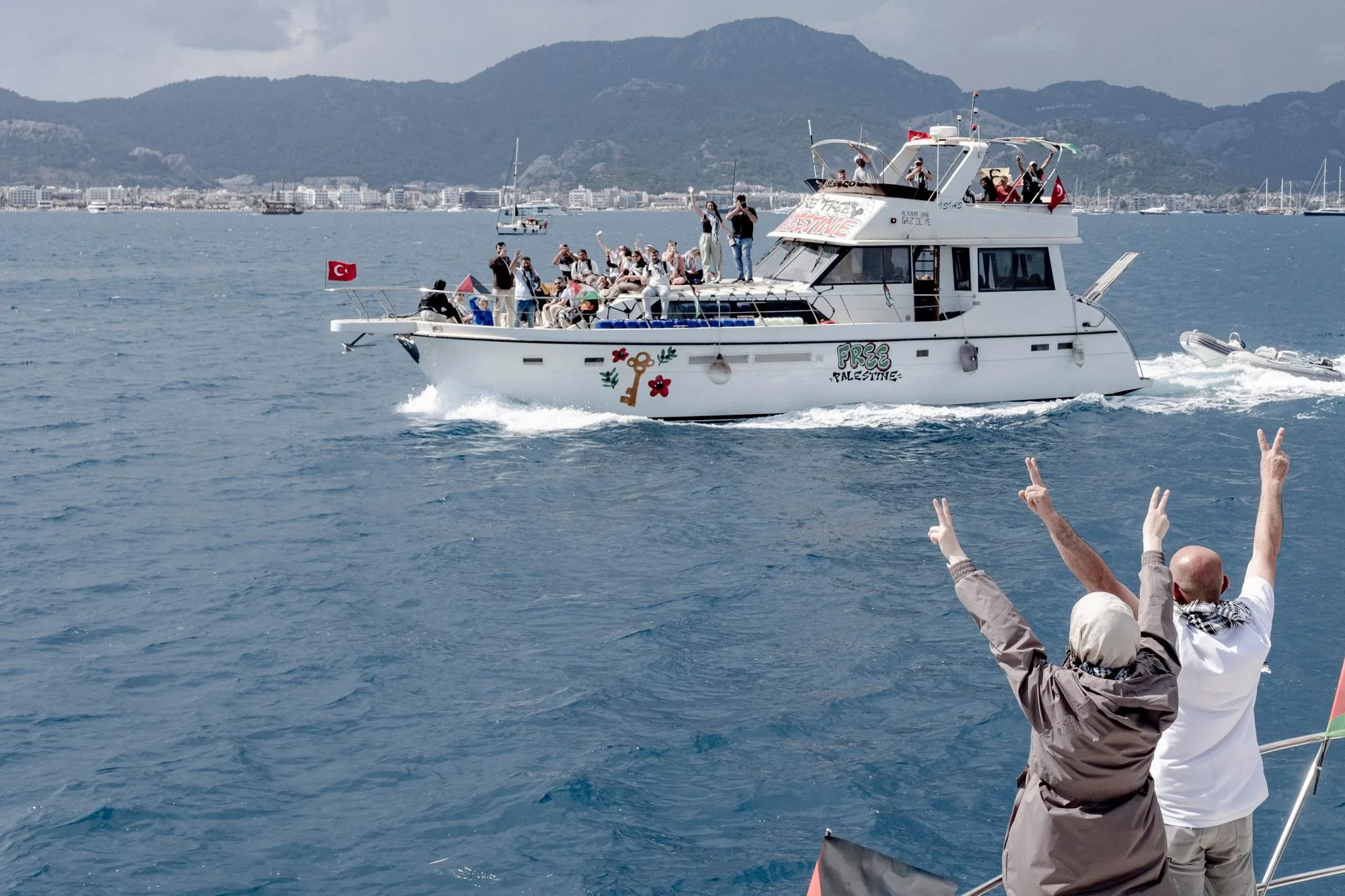 UN PASSAGER DE LA « FLOTTILLE POUR GAZA » RACONTE LA VIOLENCE INFLIGÉE PAR LES FORCES ISRAÉLIENNES