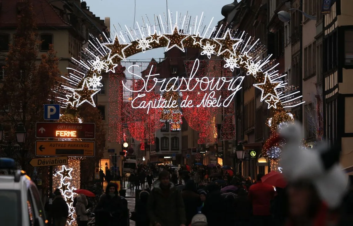 « C’EST ABERRANT ! » : POURQUOI LE PROJET DE NOUVELLE PORTE DU MARCHÉ DE NOËL DE STRASBOURG NE PLAÎT PAS À TOUT LE MONDE