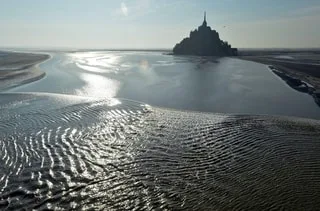 DES OSSEMENTS HUMAINS ONT ÉTÉ DÉCOUVERTS DANS LA BAIE DU MONT-SAINT-MICHEL : UNE ENQUÊTE EST OUVERTE