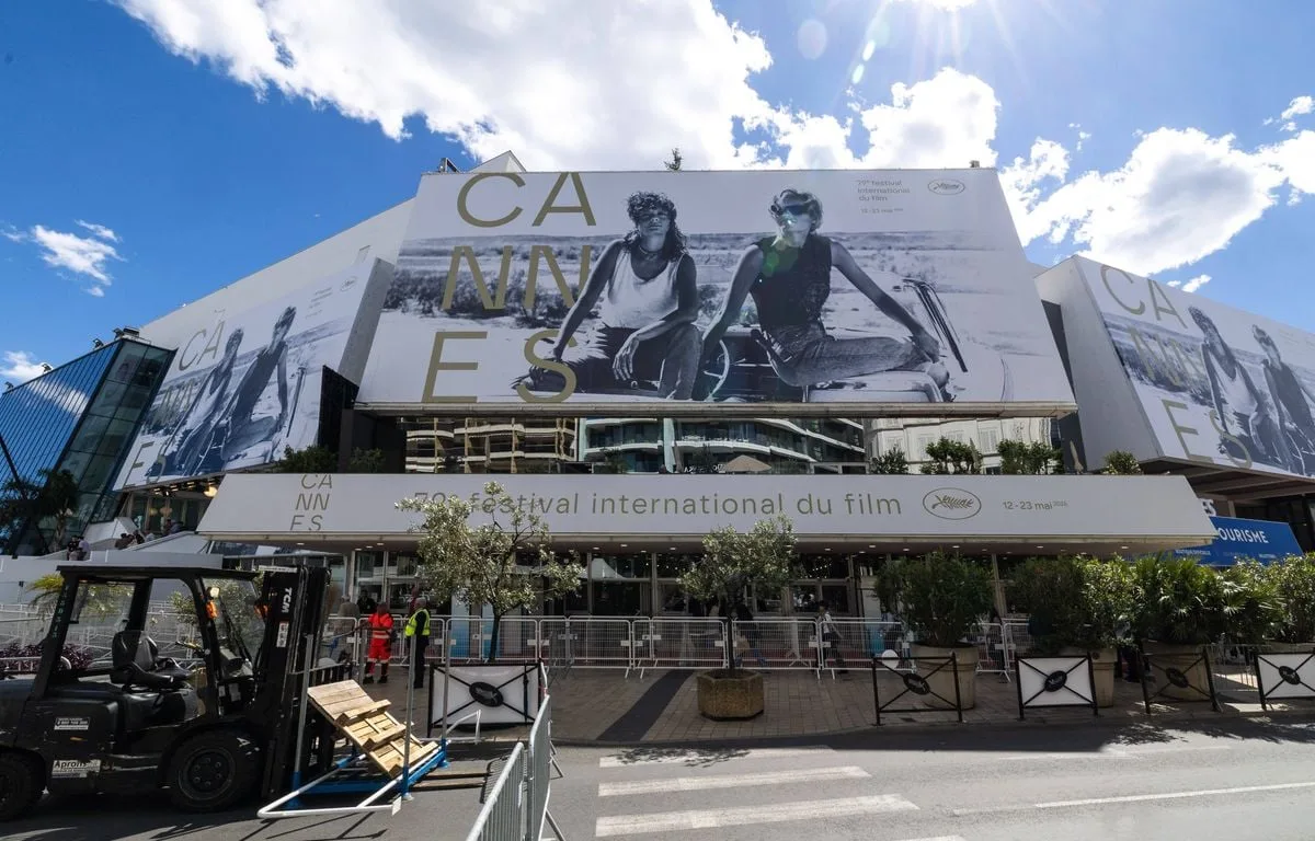 FESTIVAL DE CANNES : DES ÉCOLOGISTES APPELLENT LES STARS DU CINÉMA À VENIR EN TRAIN OU EN CLASSE ÉCO (ET PAS EN JET)