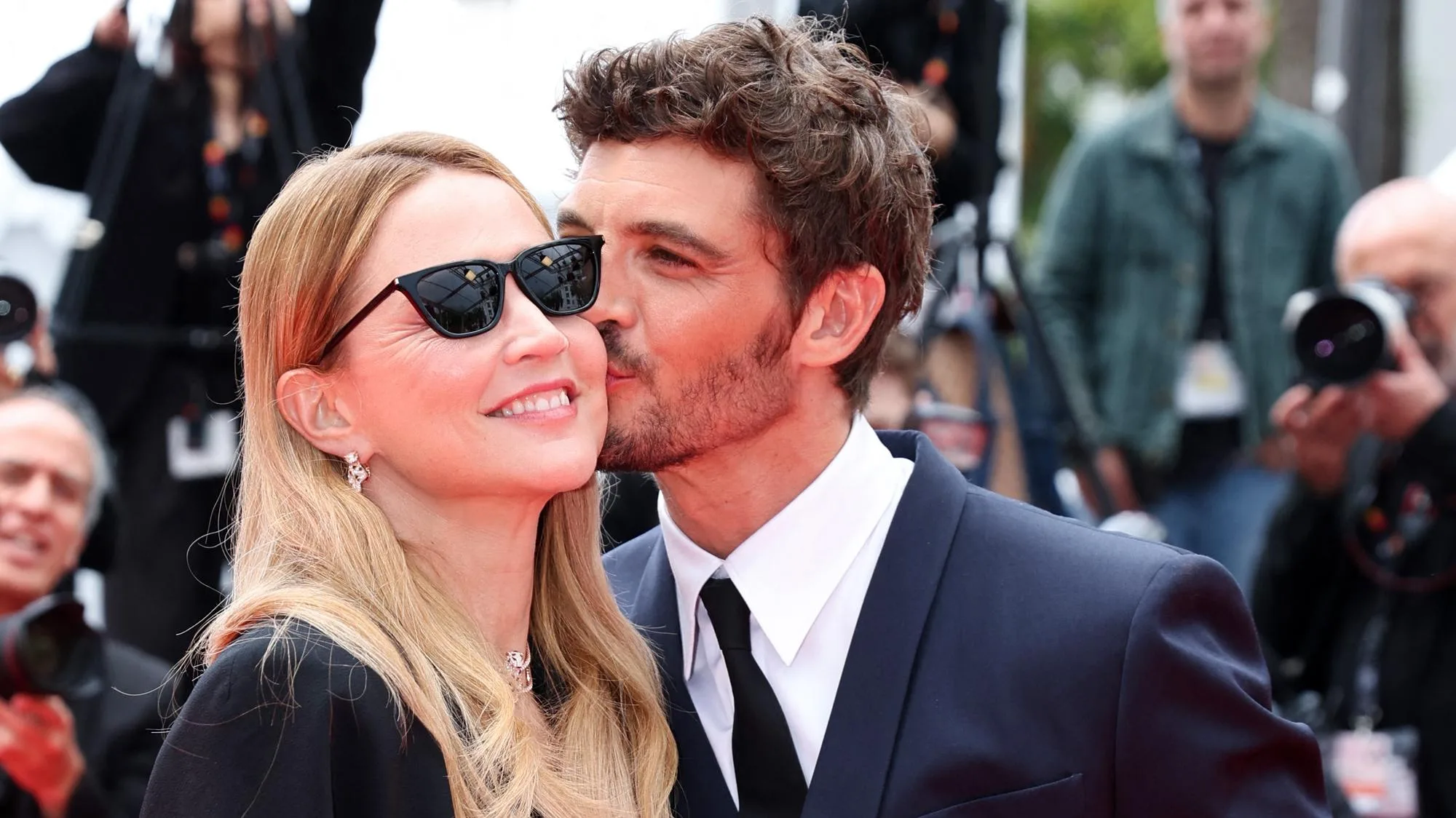 FESTIVAL DE CANNES : VIRGINIE EFIRA ET NIELS SCHNEIDER S’OFFRENT UN BAISER ENFLAMMÉ SUR LE TAPIS ROUGE