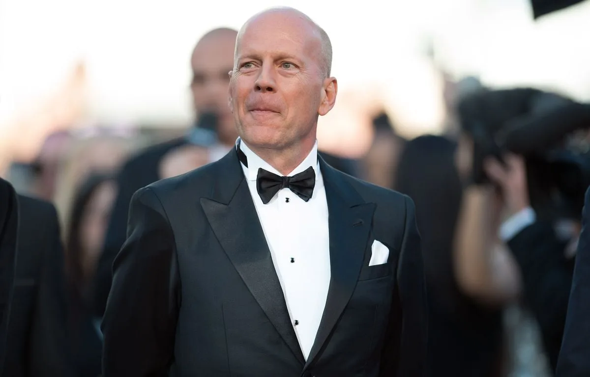 L’ACTEUR BRUCE WILLIS VA BIEN MALGRÉ UNE MALADIE « MÉCHANTE », ASSURE SON ÉPOUSE EMMA HEMING-WILLIS