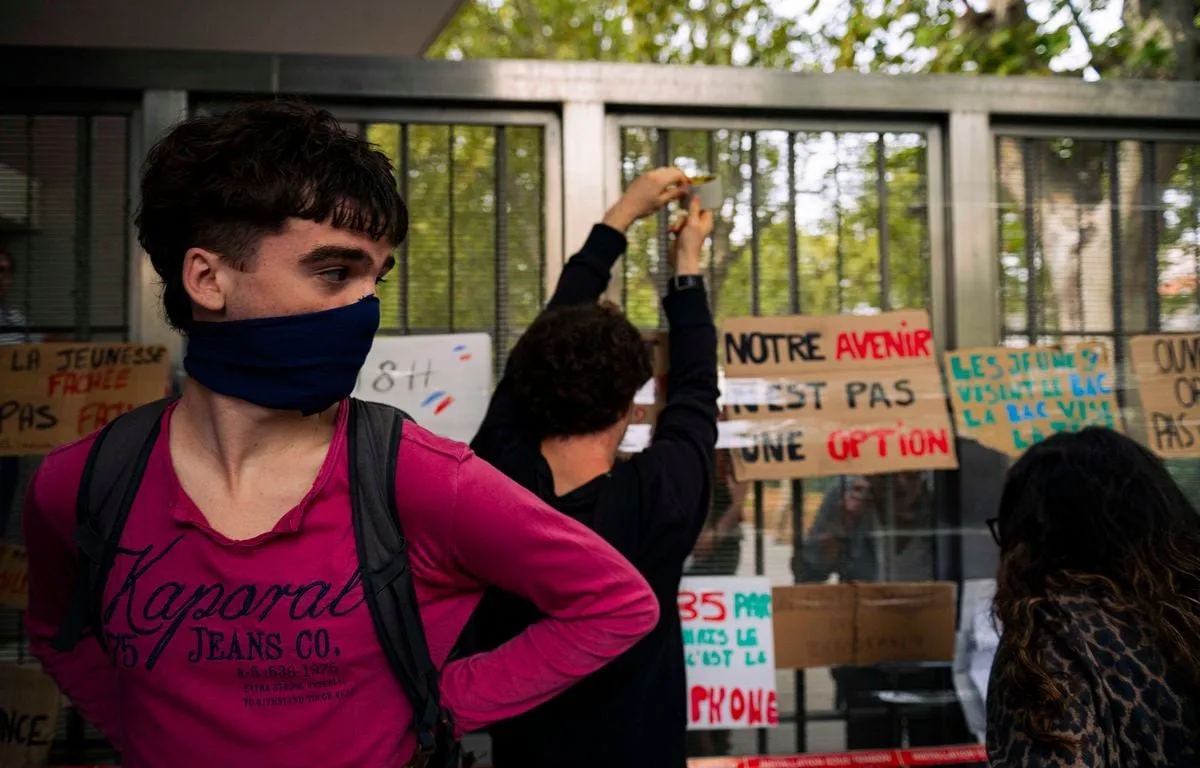 TOUTE L’INFO EN 2 MINUTES : LYCÉES BLOQUÉS, BOLSONARO EN TÊTE AU BRÉSIL ET MATCH FRANCE-BELGIQUE