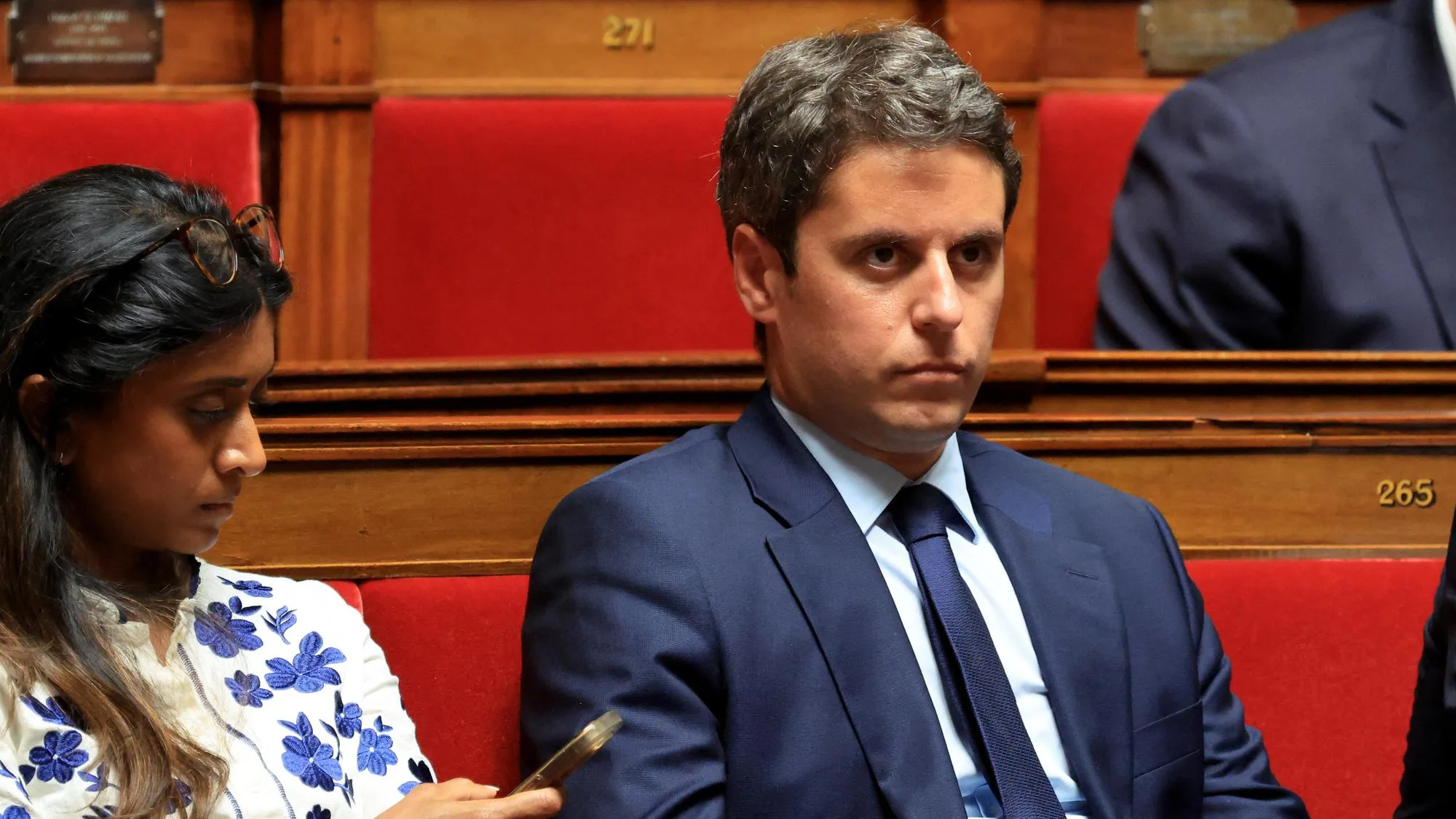 PRÉSIDENTIELLE : À CAUSE DE CE DÉTAIL, L’AFFICHE D’ATTAL NE POURRA PAS ÊTRE UTILISÉE POUR LA CAMPAGNE OFFICIELLE