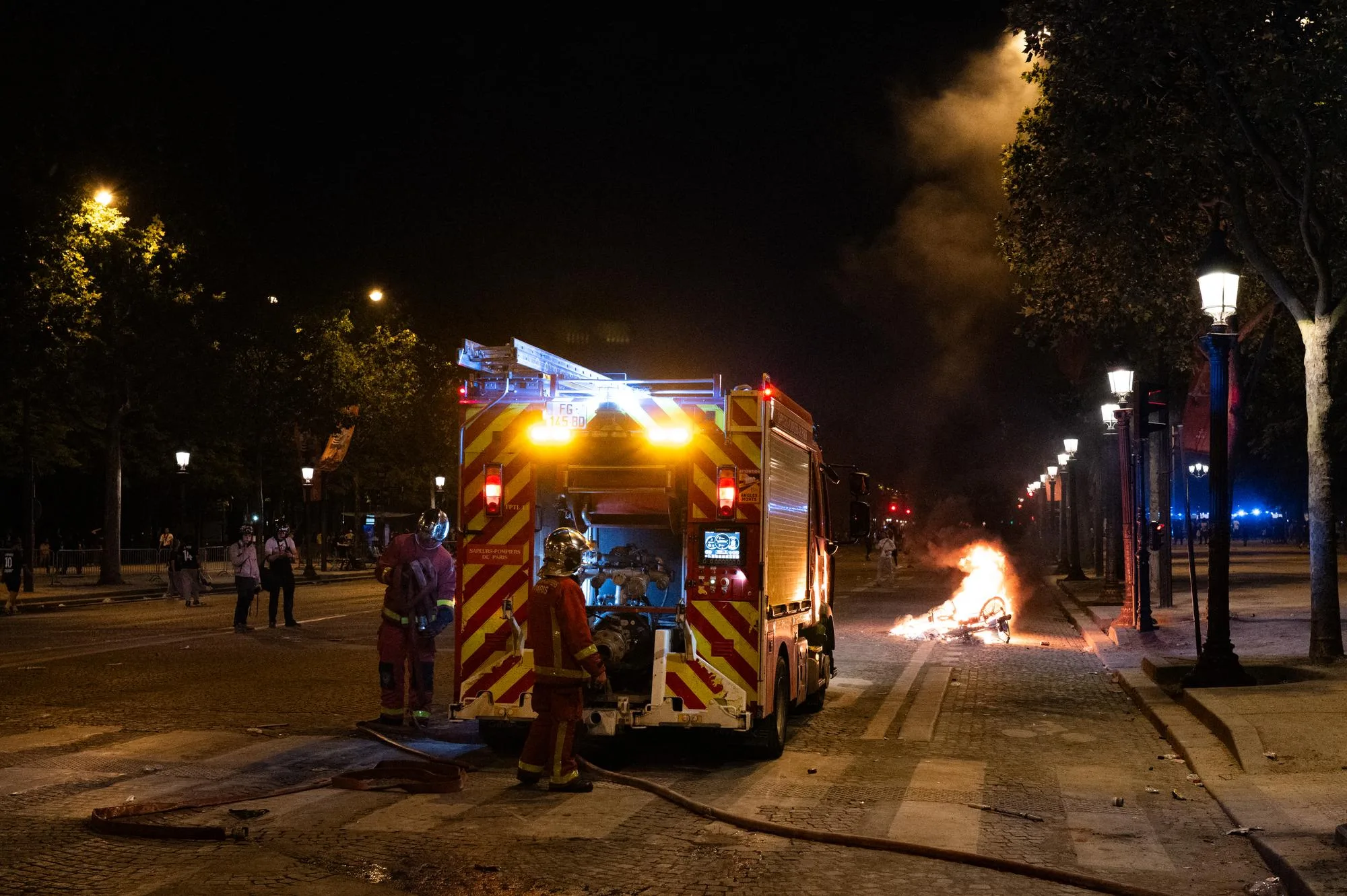 UN MORT ET HUIT BLESSÉS GRAVES EN MARGE DES CÉLÉBRATIONS DE LA VICTOIRE DU PSG EN LIGUE DES CHAMPIONS