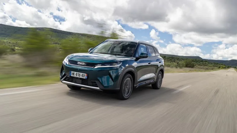 ESSAI. BYD VA À CONTRE-COURANT DU MARCHÉ DE L’HYBRIDE RECHARGEABLE: AVEC ATTO 2 DM-I, LE CONSTRUCTEUR CHINOIS PROPOSE UN PETIT SUV DOTÉ DE 90 KM D’AUTONOMIE ÉLECTRIQUE POUR MOINS DE 30.000 EUROS