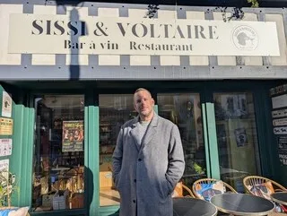 « CELA VA SE TERMINER PAR UN DRAME » : UN COUPLE DE RESTAURATEURS VICTIME DE RACISME ET D’HOMOPHOBIE EN NORMANDIE