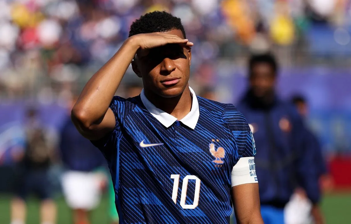 PARAGUAY – FRANCE : « IL A UNE AURA MONDIALE »… COMMENT KYLIAN MBAPPÉ EST DEVENU LE CAPITAINE DU PEUPLE