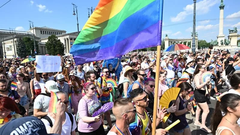 « AUCUNE RAISON POUR INTERDIRE »: LA MARCHE DES FIERTÉS DE BUDAPEST AUTORISÉE PAR LA POLICE CETTE ANNÉE