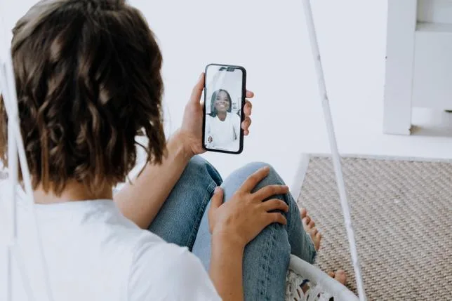 “FACETIME, C’EST TERRIBLE !” : L’AMOUR À L’ÉPREUVE DE LA DISTANCE