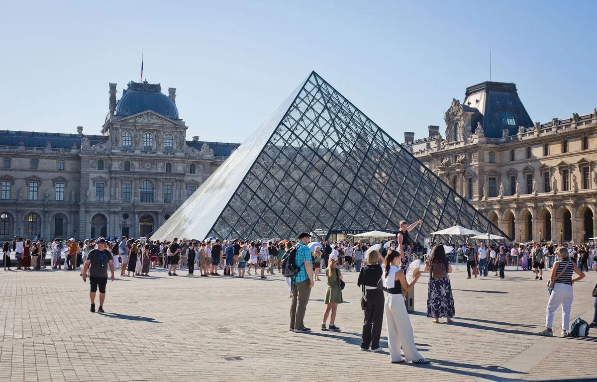 LE LOUVRE PASSE LE CHAPEAU POUR SAUVER SA COUR DU SPHINX