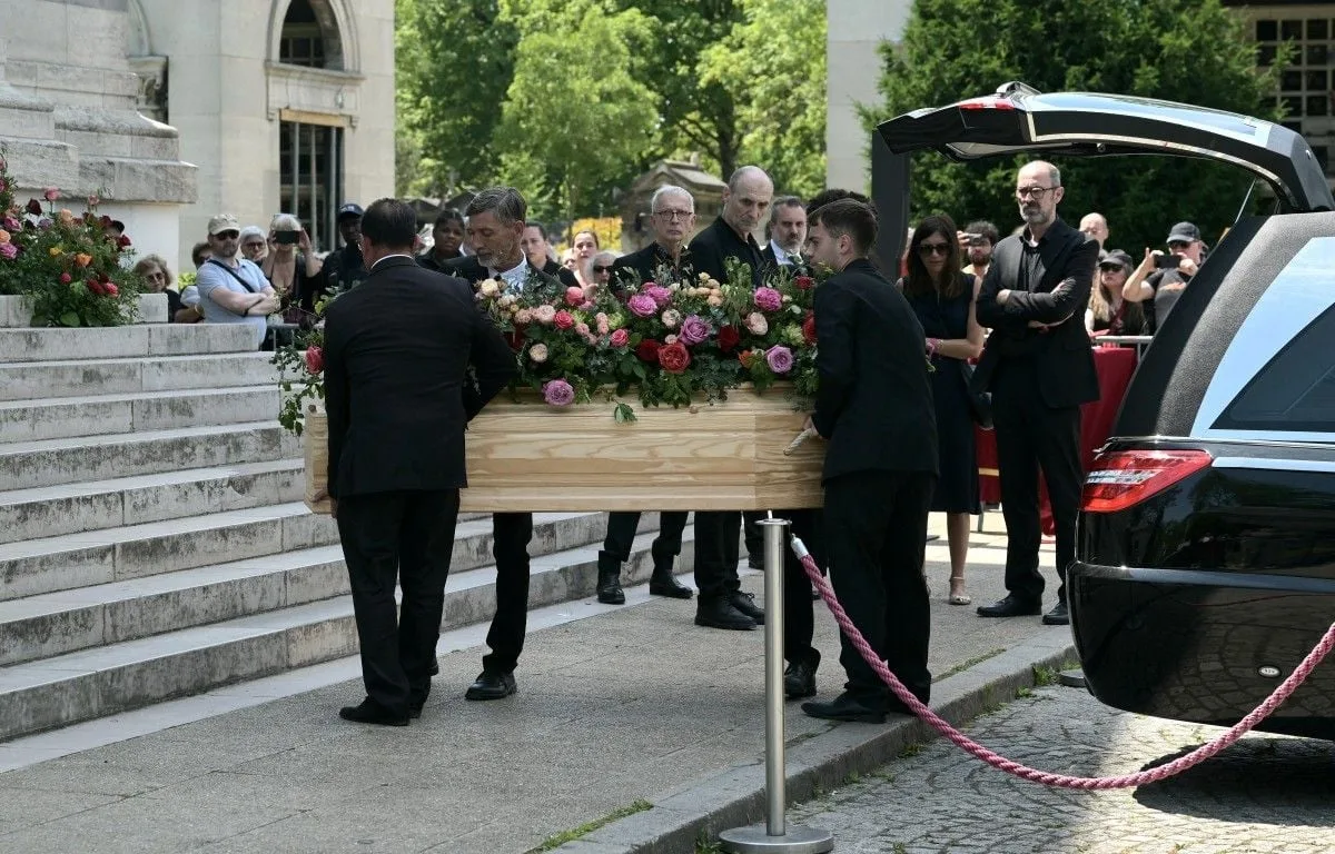 MORT DE MARJANE SATRAPI : PLUSIEURS CENTAINES D’ANONYMES ET DE FIGURES DU CINÉMA LUI ONT RENDU HOMMAGE AU PÈRE-LACHAISE