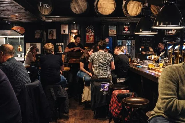 COMMENT ÉVITER DE SE RIDICULISER DANS UN PUB BRITANNIQUE