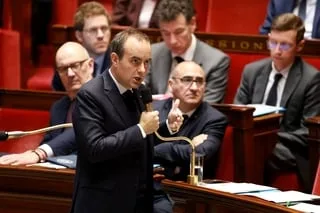 APRÈS LES VIOLENCES DU 17 OCTOBRE, LE GOUVERNEMENT FAIT UN DÉBUT DE MEA CULPA DEVANT L’ASSEMBLÉE ET CHARGE ENCORE LFI