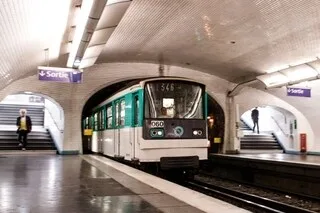 POURQUOI SCOTCHER SON TÉLÉPHONE À LA FENÊTRE DU MÉTRO EST UNE TRÈS MAUVAISE IDÉE