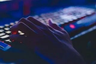 IL CROYAIT DISCUTER EN LIGNE AVEC UNE FILLE DE 12 ANS : UN PÉDOCRIMINEL EN ÉTAT DE RÉCIDIVE PIÉGÉ PAR UNE ASSOCIATION