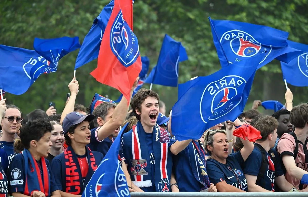 EN DIRECT LE PSG CHAMPION D’EUROPE : DU RETARD POUR L’AVION DES CHAMPIONS, LE CHAMP-DE-MARS TRÉPIGNE… SUIVEZ LES CÉLÉBRATIONS AVEC NOUS