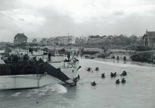 L’UN DES PREMIERS SOLDATS À AVOIR DÉBARQUÉ SUR JUNO BEACH MEURT À QUELQUES JOURS DU 82E ANNIVERSAIRE DU DÉBARQUEMENT