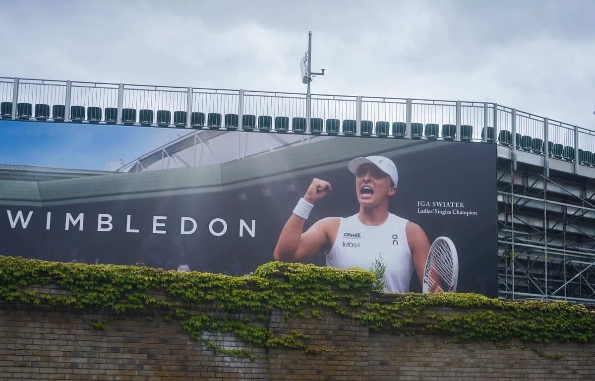 WIMBLEDON : « UNE LENTEUR EXASPÉRANTE… » L’INTERMINABLE BATAILLE DU TOURNOI POUR CONSTRUIRE DE NOUVEAUX COURTS